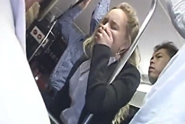 Блондинку ублажают в общественном транспорте и доводят до оргазма